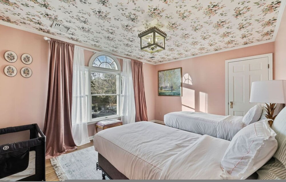 Peaceful Mini Mansion Sleeps 18