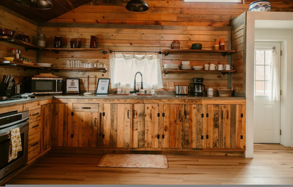 Cowboy Bunkhouse hot tub Lake Farm Nature