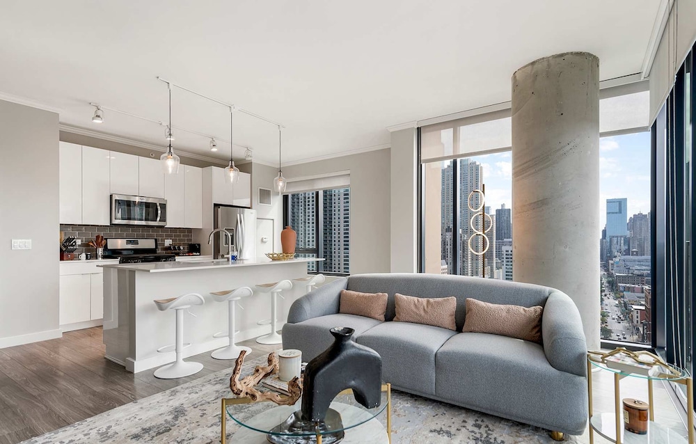 River North 2BR Balcony Walk to Mag Mile Pool