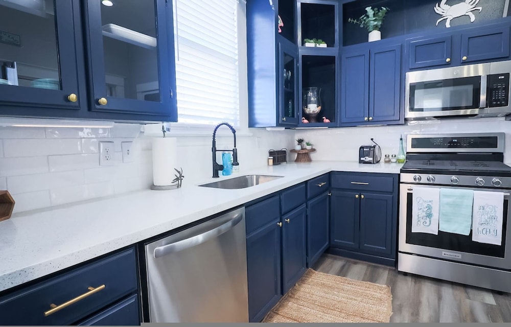 Vibrant Bungalow 2 Minutes to the Beach