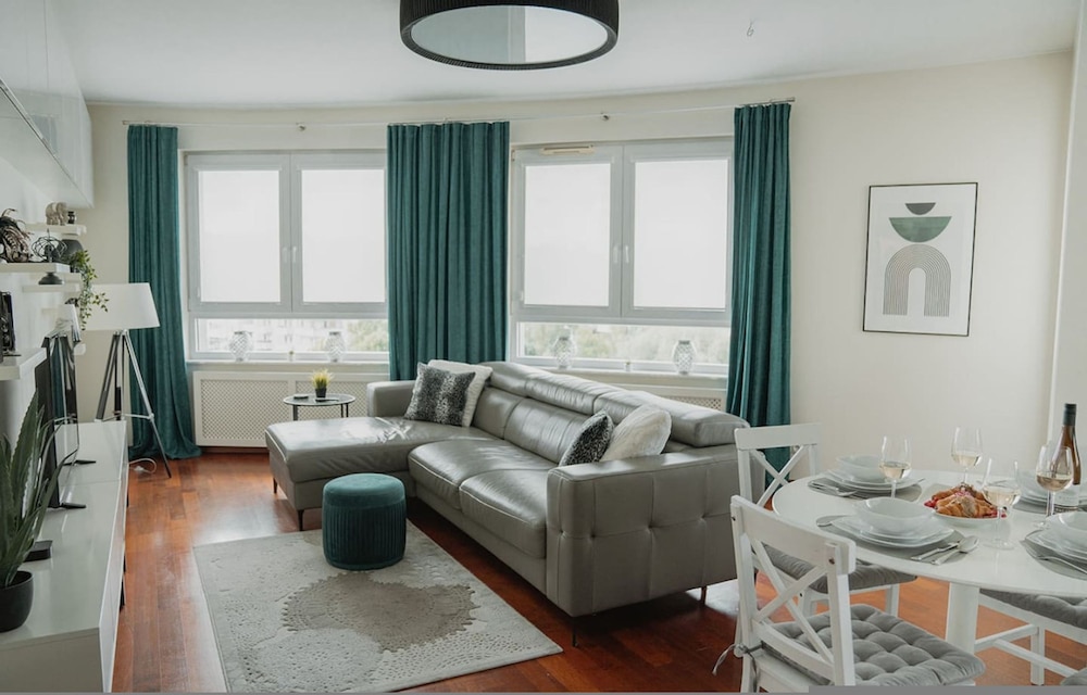 Chic Metro-side Apartment
