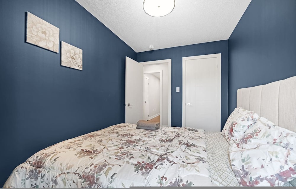 Family-friendly 3BR Mississauga Home w Parking
