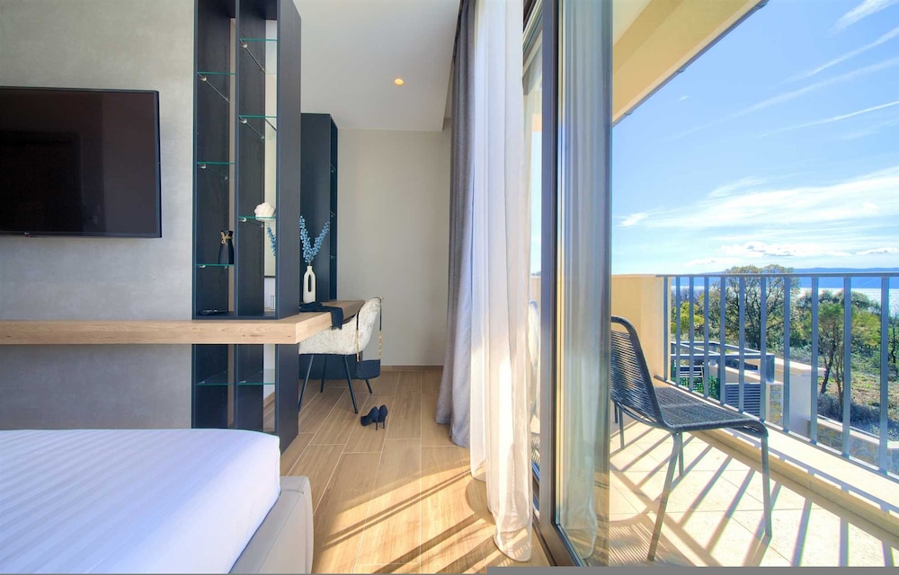 Villa Lady With Heated Pool Jacuzzi and Sauna