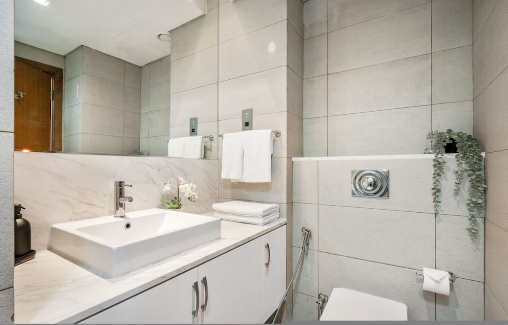 Luxury 2BR Maid Enjoy Stunning Marina View