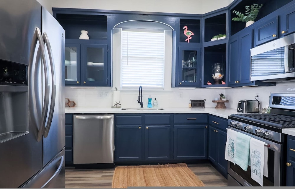 Vibrant Bungalow 2 Minutes to the Beach