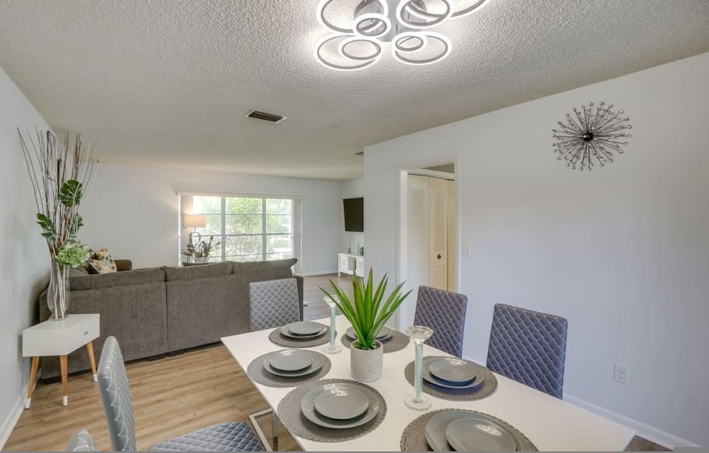 Pool Spacious Central Home 7mile to Beach