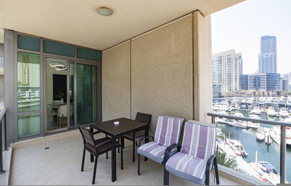 Luxurious Waterfront Stay at Al Majara Dubai Marina