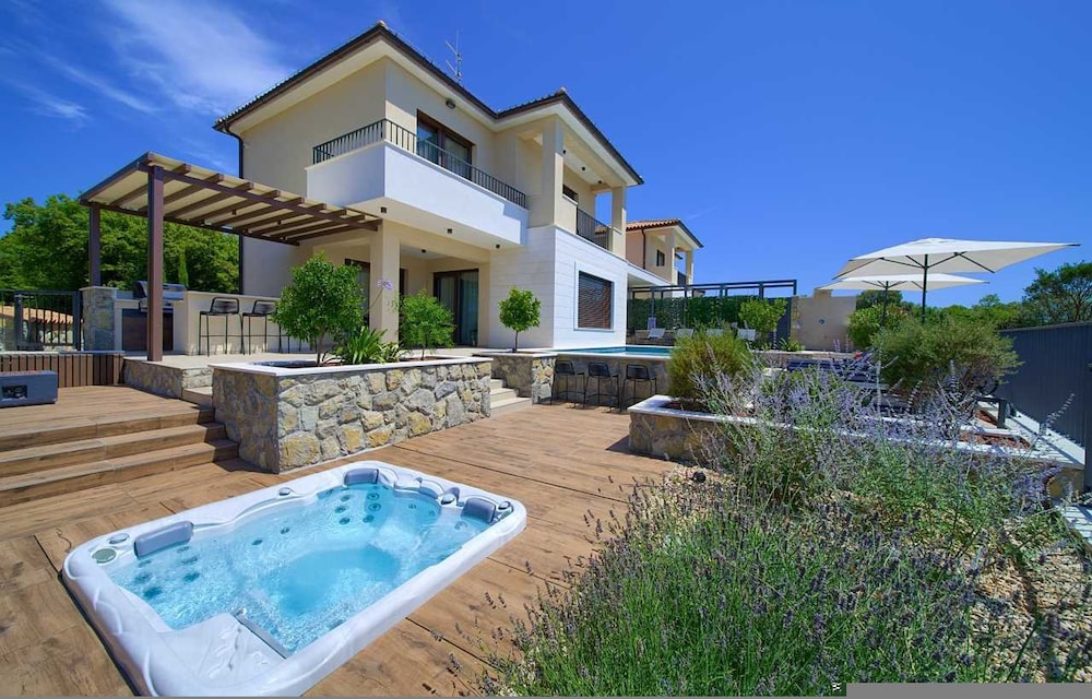 Villa Lady With Heated Pool Jacuzzi and Sauna