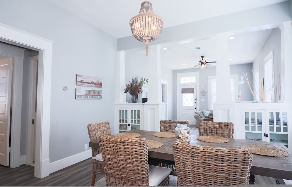 Vibrant Bungalow 2 Minutes to the Beach
