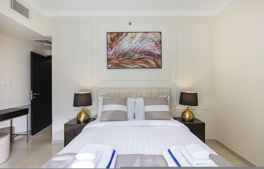 Luxurious Waterfront Stay at Al Majara Dubai Marina