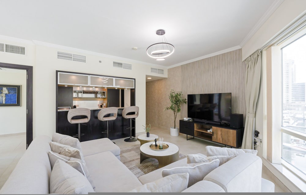 Luxurious Waterfront Stay at Al Majara Dubai Marina