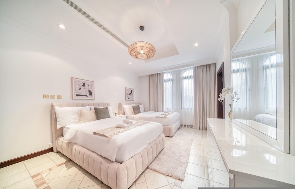 Exclusive 6BR Palm Villa w Private Pool and Beach