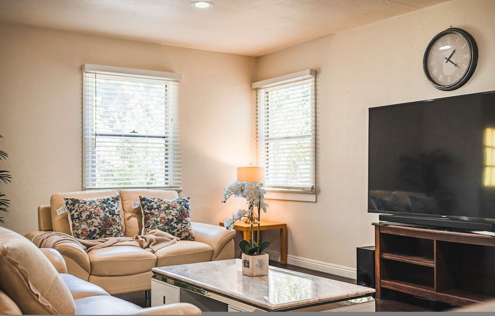 Spacious Retreat w Large Kitchen Outdoor Patio