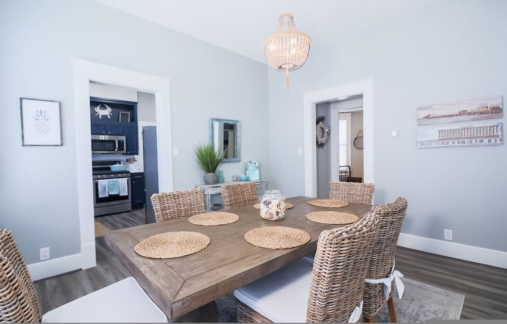 Vibrant Bungalow 2 Minutes to the Beach
