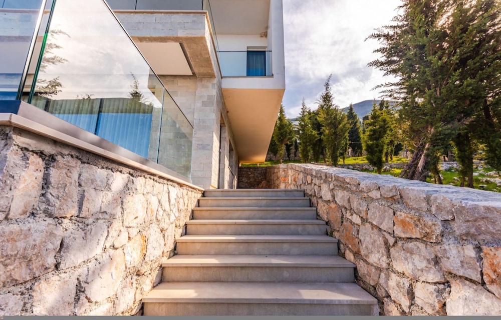 Villa Serenity Luxury Lakeside Manor