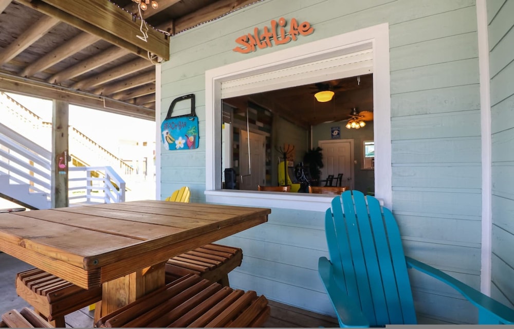 Home Lounge and Arcade Close to Beach and Marina