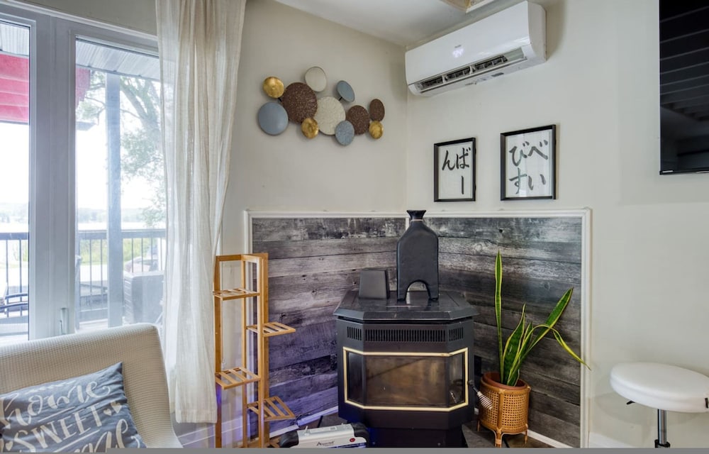 Waterfront Cottage w Swim Spa BBQ Close to Skiing