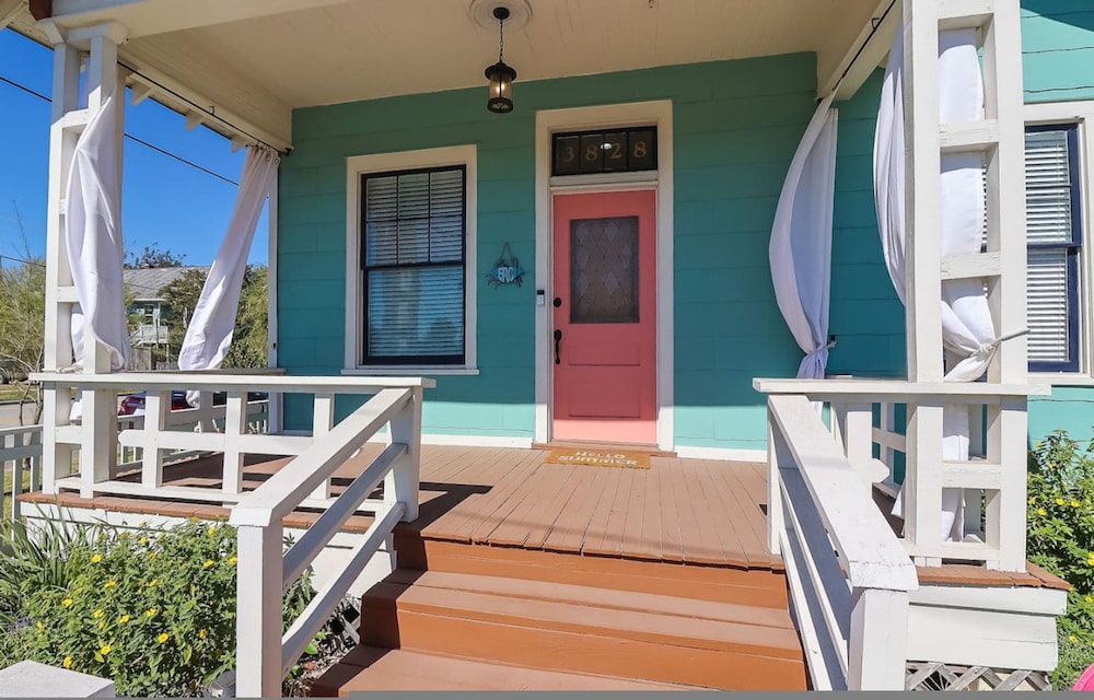 Vibrant Bungalow 2 Minutes to the Beach