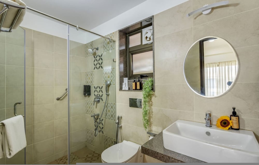 Luxe 1bhk w Pool Sauna 1km to the Beach