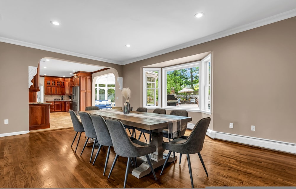 Cozy Family Retreat With Great Views and Game Room