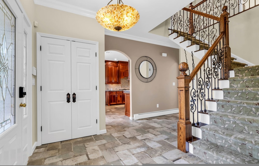 Cozy Family Retreat With Great Views and Game Room
