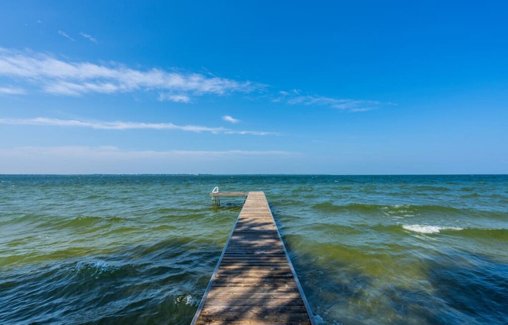 Waterfront 4BR Cottage Boat Deck BBQ