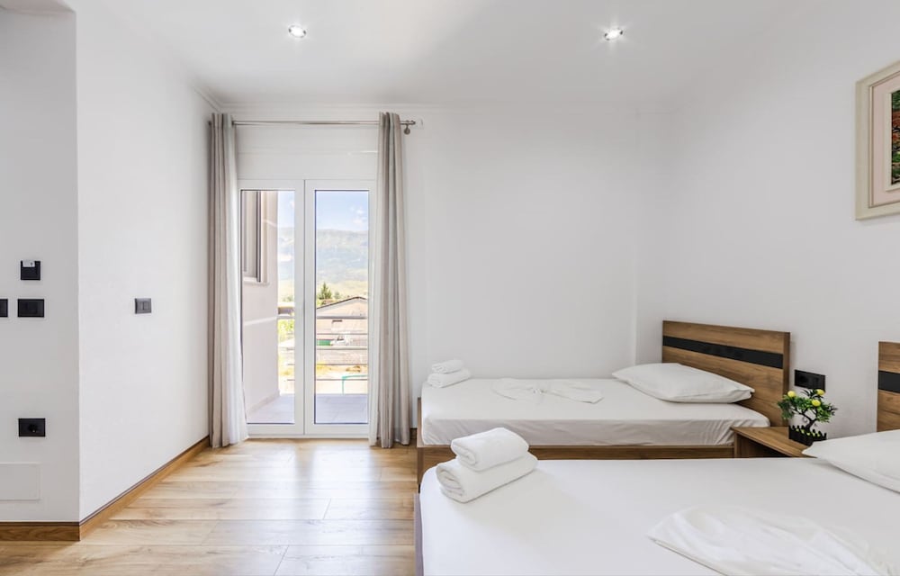 Bliss Triple Room in Gjirokast r