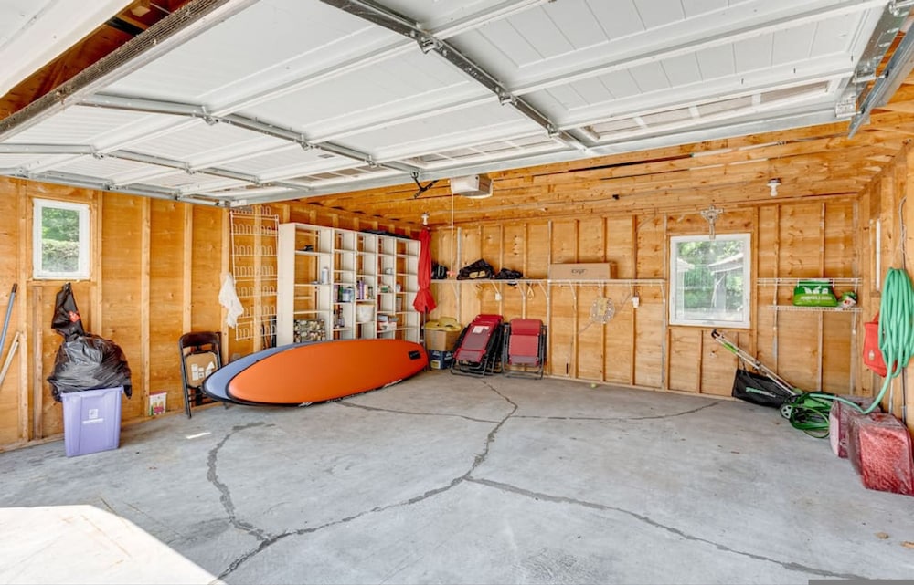 Waterfront 4BR Cottage Boat Deck BBQ