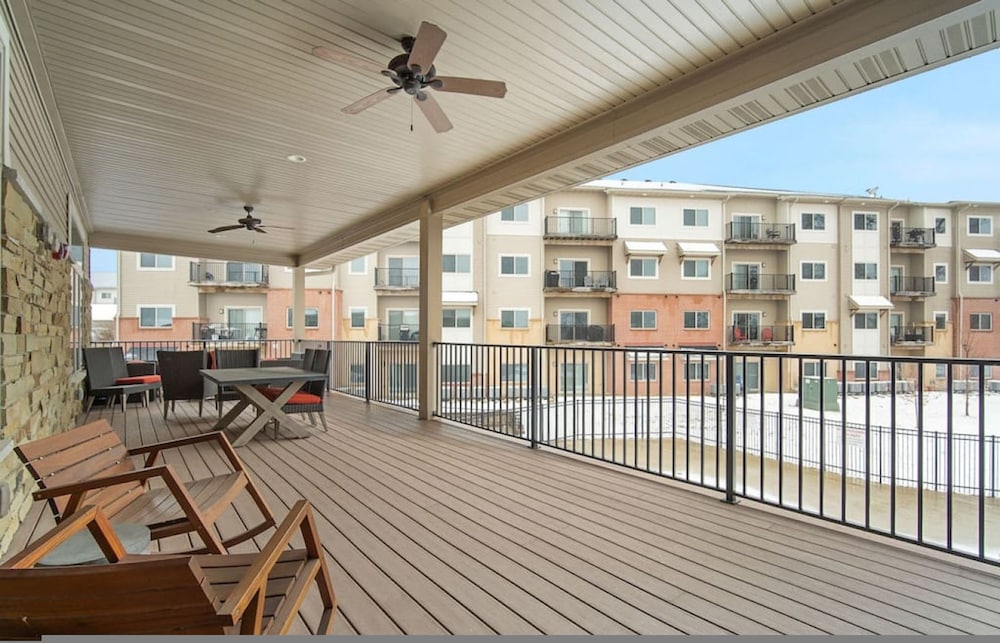 West Des Moines- Garage Gym Pool Jordan Creek