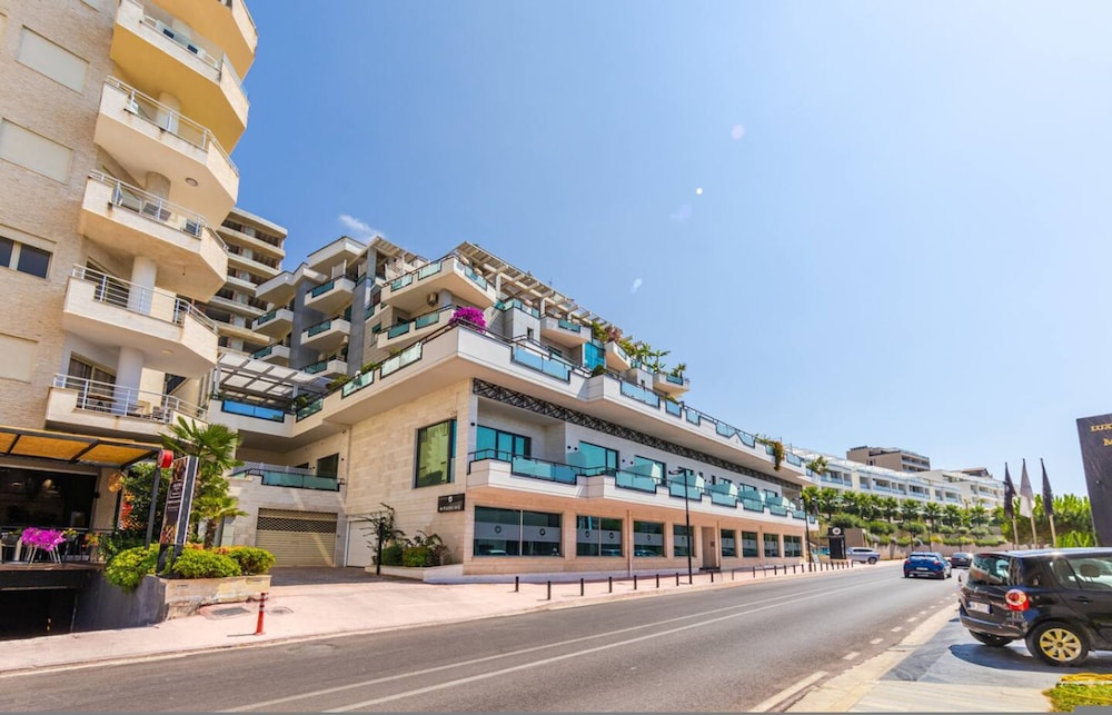 Marina Mirage Apartment