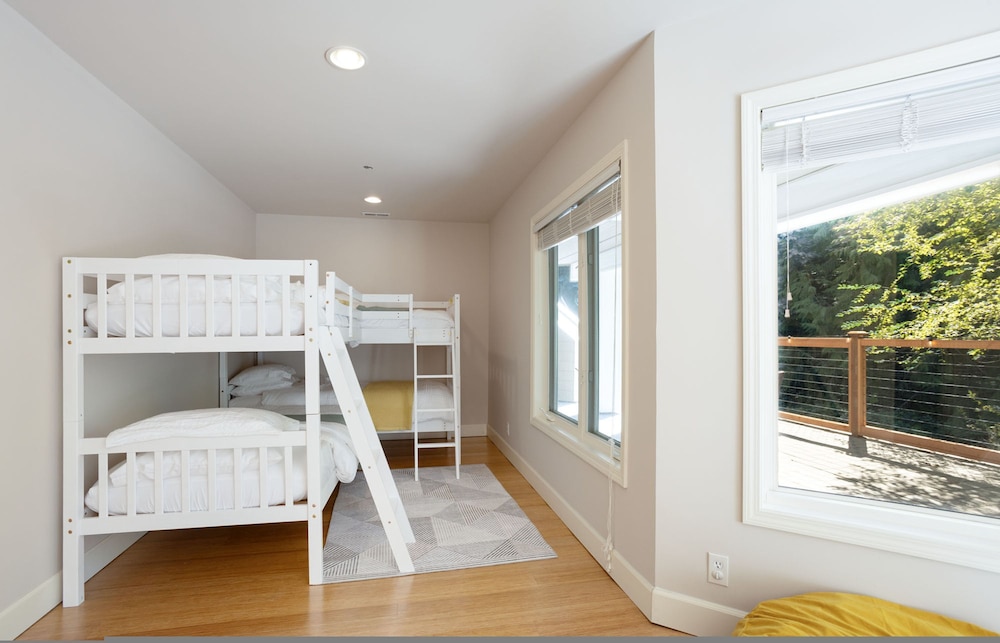 Cascadia Family Mansion Hot Tub Game Room Gym