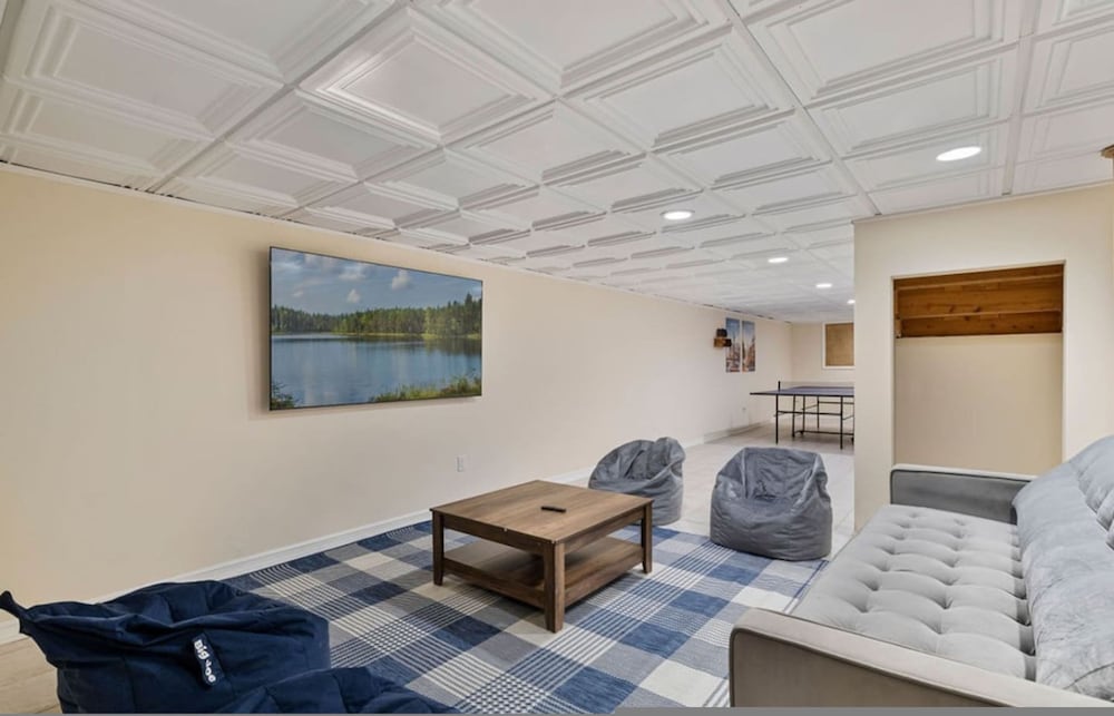 Peaceful Mini Mansion Sleeps 18
