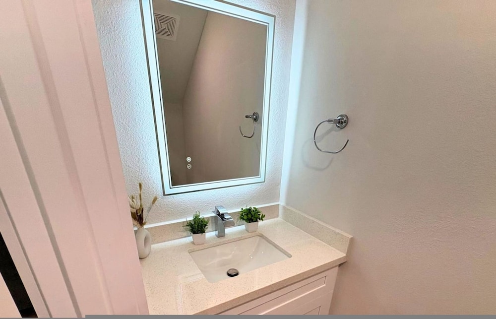 Gated Modern 3BR Near Downtown Med Center