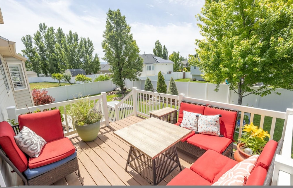 Farmington Gem 6BR Private Fenced Yard Sleeps 15