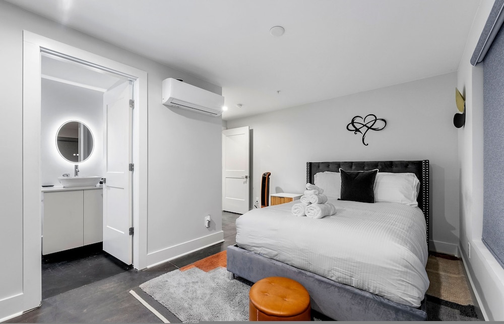 Stylish Midtown Home w Rooftop Views by Silverx