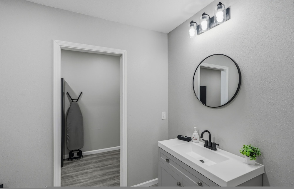 Spacious 3BR Retreat Near Downtown River Walk