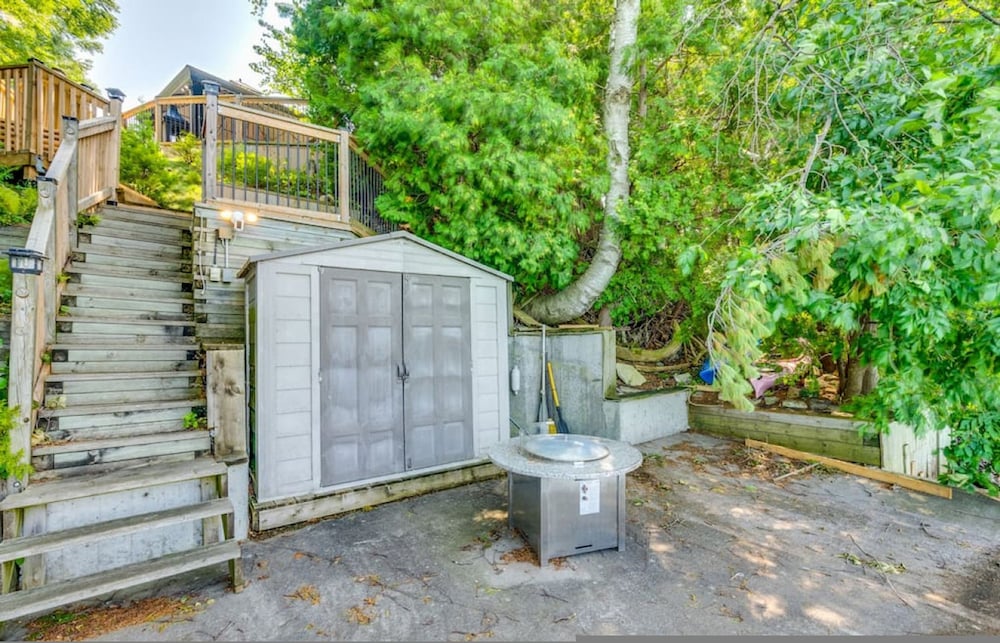 Waterfront 4BR Cottage Boat Deck BBQ