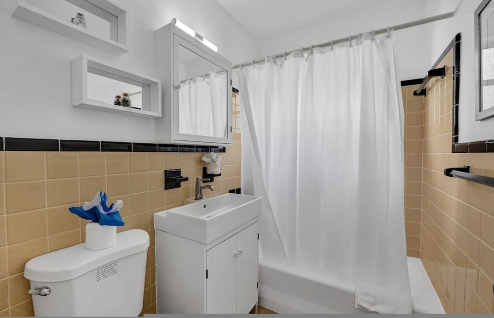 Lovely 1- Bedroom Rental Unit With Pool