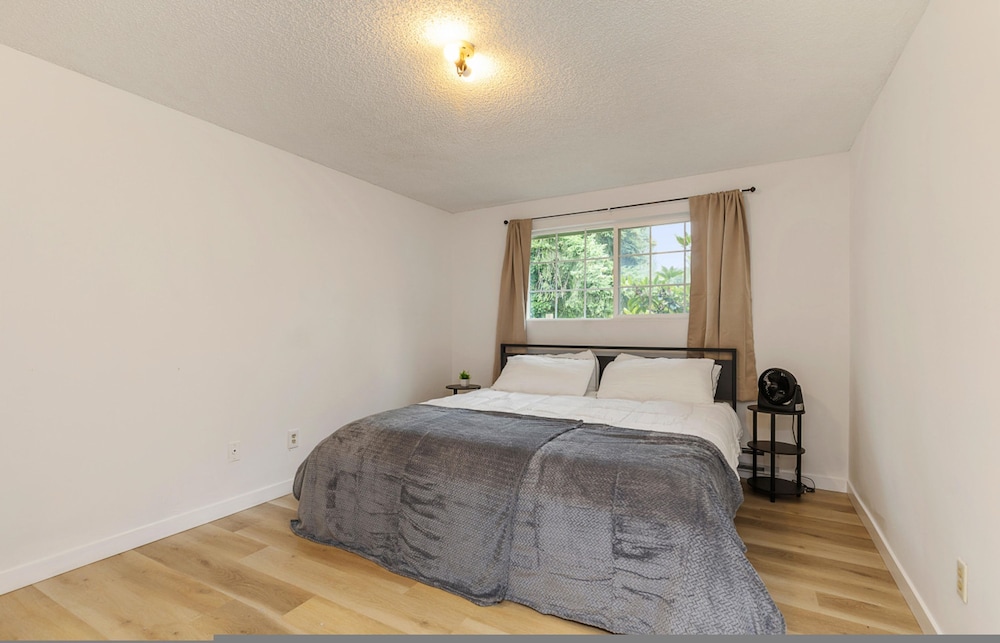 Relaxing Lynnwood Getaway w Parking