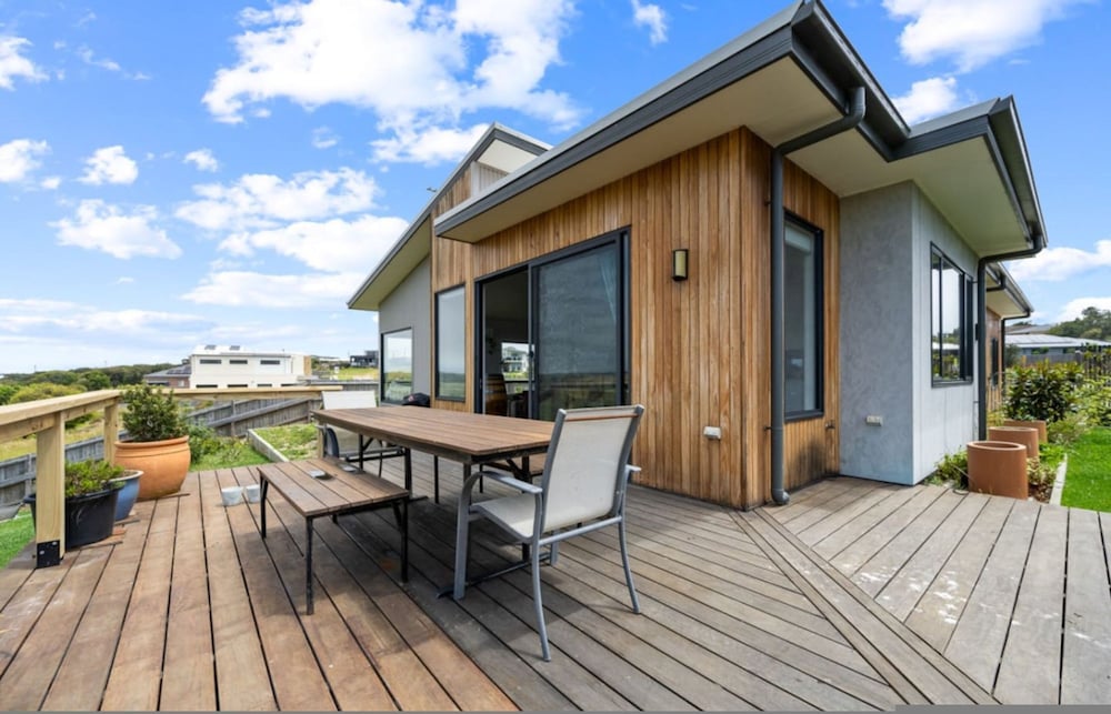 Modern Coastal Escape Pet Friendly With Fireplace