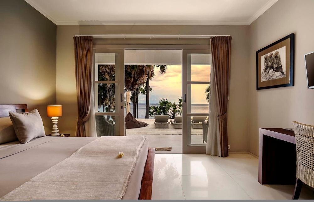 Villa Eden Roc by Alfred in Bali - Luxury Beachfront 3BR Villa With Infinity Pool Amed