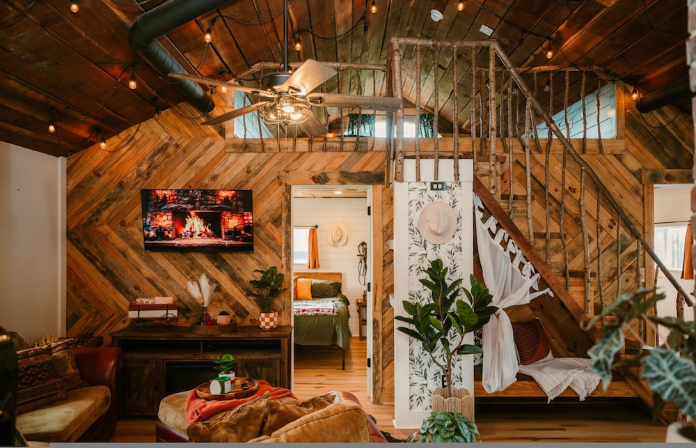 Cowboy Bunkhouse hot tub Lake Farm Nature