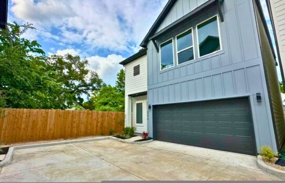 Gated Modern 3BR Near Downtown Med Center
