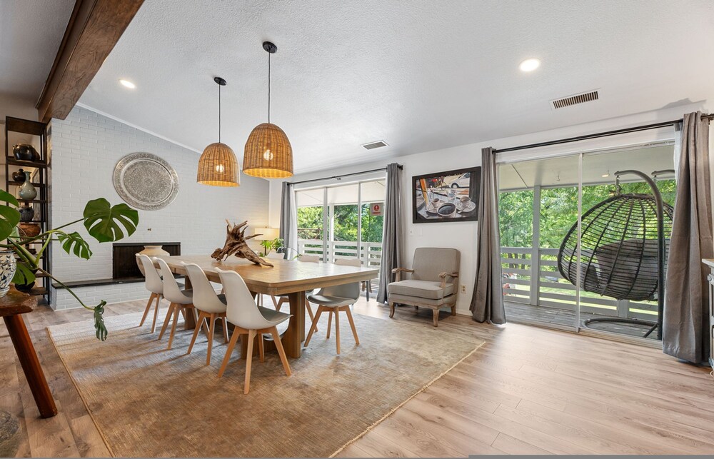 Family Home w Pool-hot Tub-large Yard-pool Table