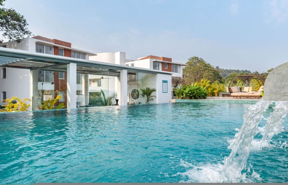 Modern 2bhk w Rooftop Pool 10 Mins Drive to Beach
