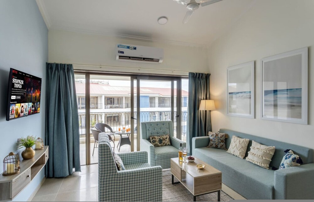 Luxe 1bhk w Pool Sauna 1km to the Beach
