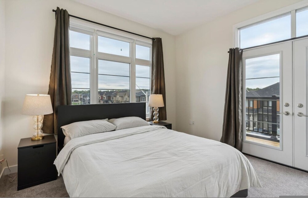 A Brand New 4BR Townhouse in Thorold Retreat