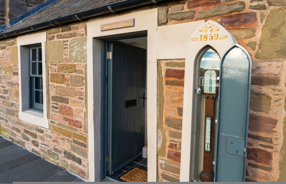 Barometer Cottage in Broughty Ferry