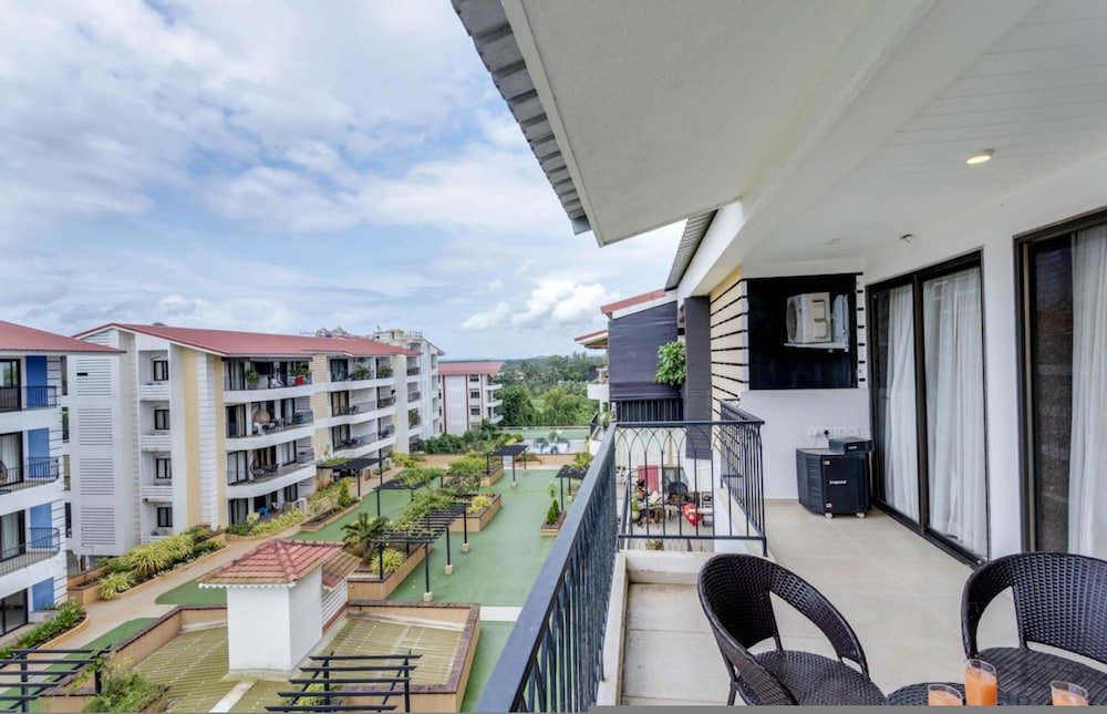 Luxe 1bhk w Pool Sauna 1km to the Beach