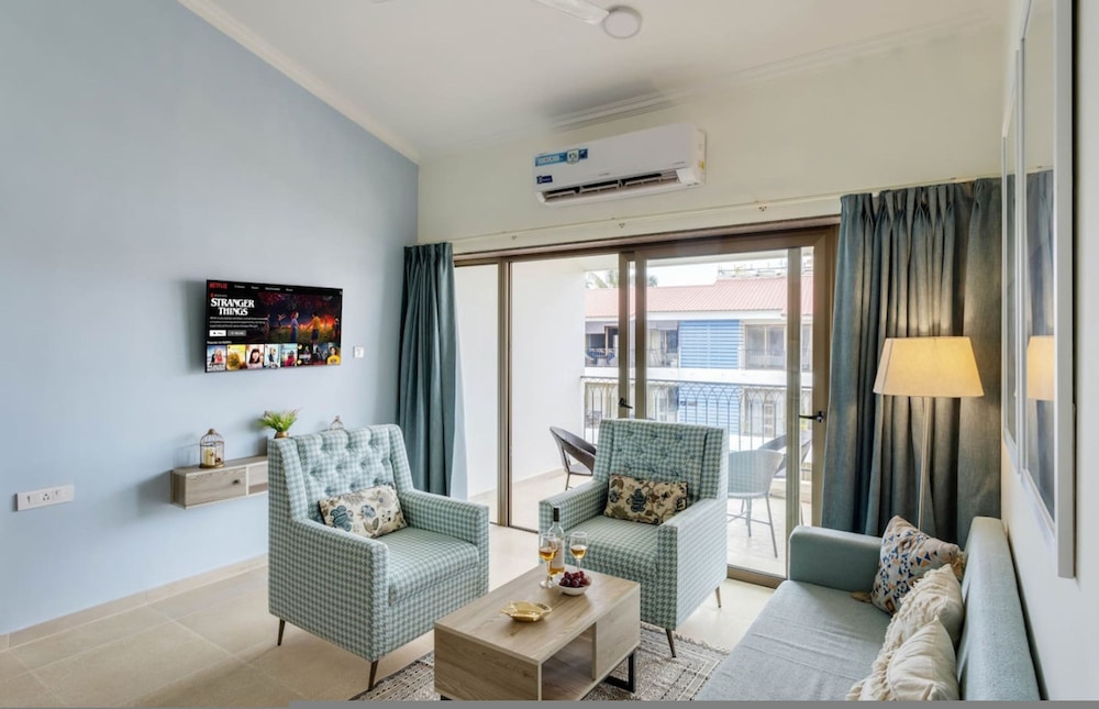 Luxe 1bhk w Pool Sauna 1km to the Beach
